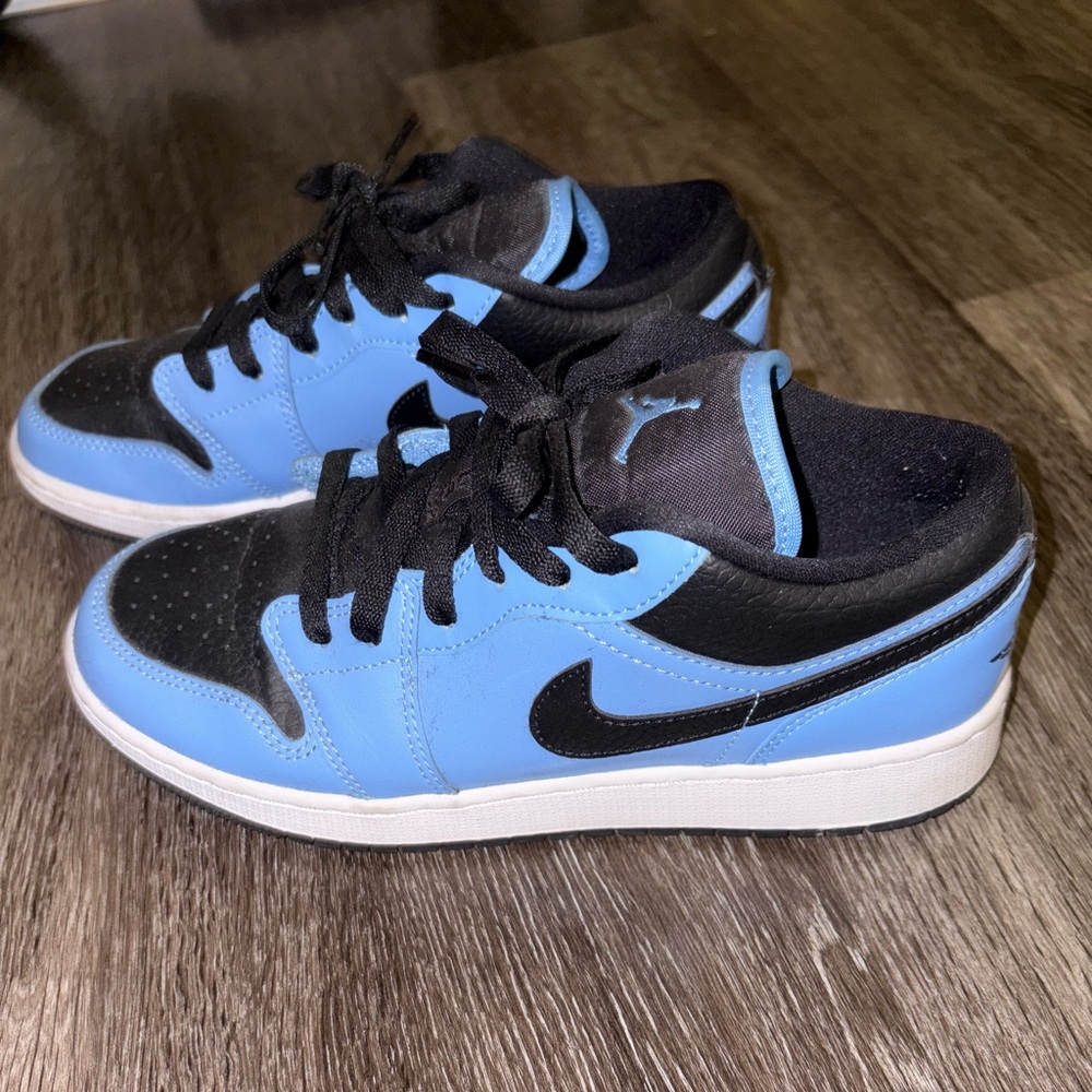 women’s size 7 university blue and black jordan 1 low’s